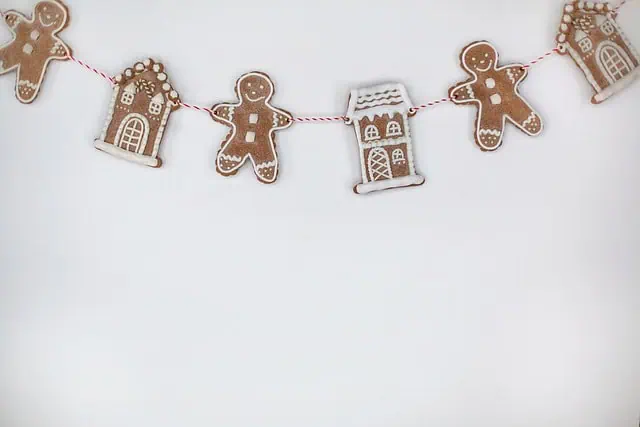 What Did People Gift Each Other for Christmas in Medieval Times? 8 gingerbread men gc12d806d7 640