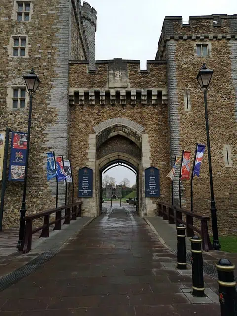 Cardiff Castle: Where History and Modernity Converge 4 cardiff 3854143 640