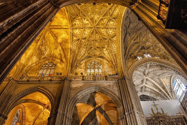 Seville Cathedral (Seville, Spain): A Glimpse into Medieval Gothic Grandeur 7 seville 106505 640