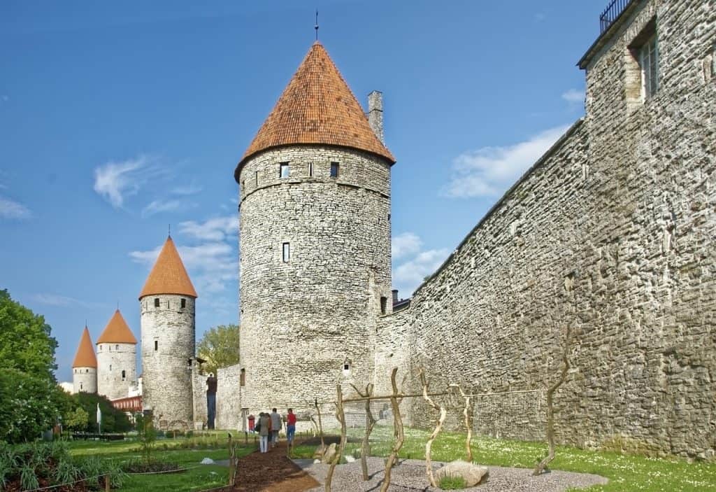 Exploring Tallinn, Estonia: Top 10 Medieval Attractions and the Enchanting Christmas Market 4 estonia 3744813 1280